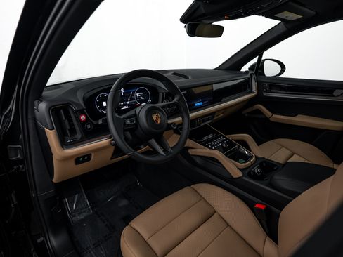 Certified 2026 Porsche Cayenne AWD/4WD image 4