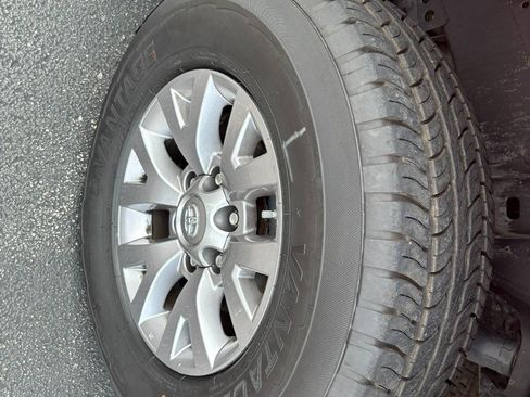Used 2018 Toyota Tacoma SR5 AWD/4WD image 7