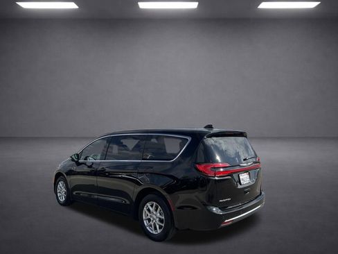 Used 2024 Chrysler Pacifica Touring FWD image 7