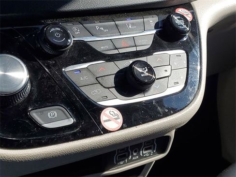 Used 2024 Chrysler Pacifica Touring-L image 34