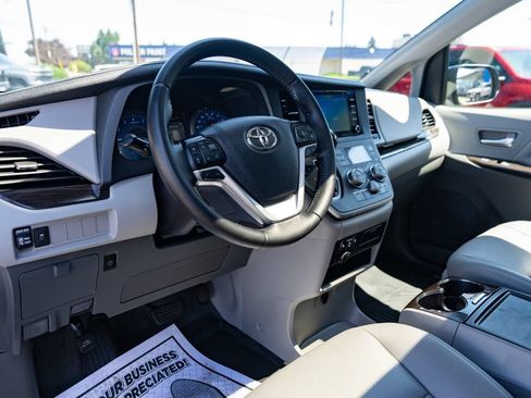 Used 2020 Toyota Sienna XLE FWD image 26