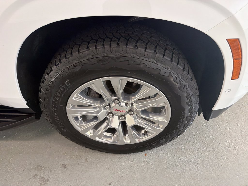 Used 2025 GMC Yukon Denali RWD image 4