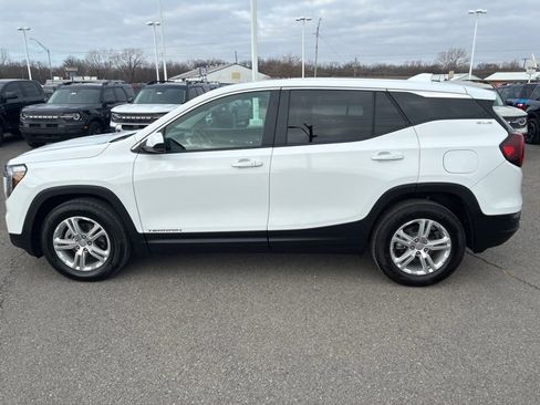 Used 2024 GMC Terrain SLE image 2