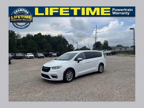 Used 2023 Chrysler Pacifica Touring-L FWD image 1