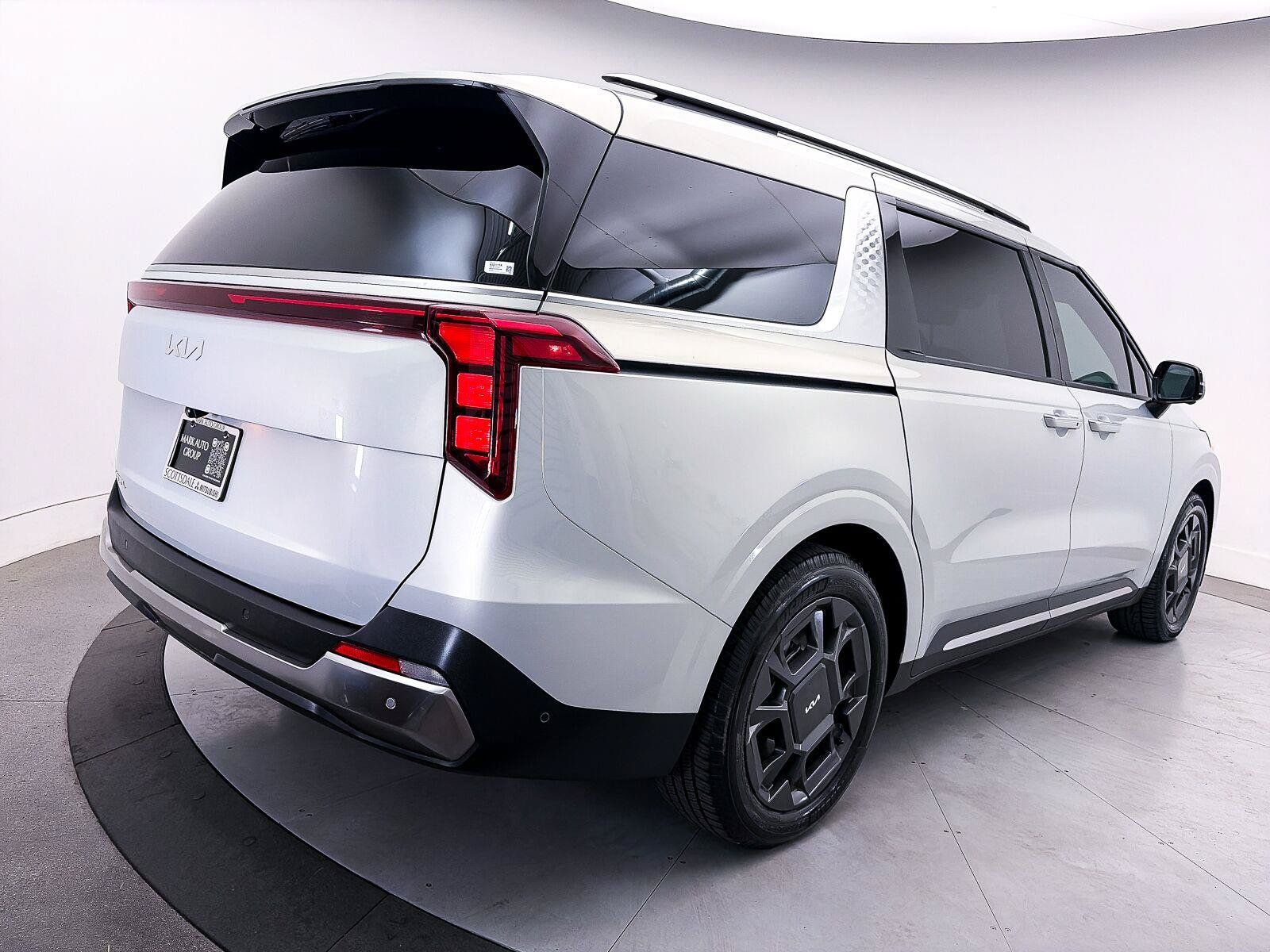 Used 2025 Kia Carnival SX FWD image 17