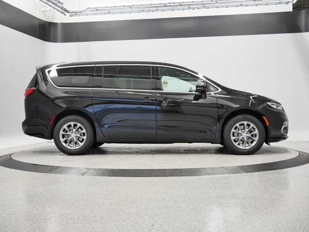 New 2026 Chrysler Pacifica Select AWD/4WD image 10
