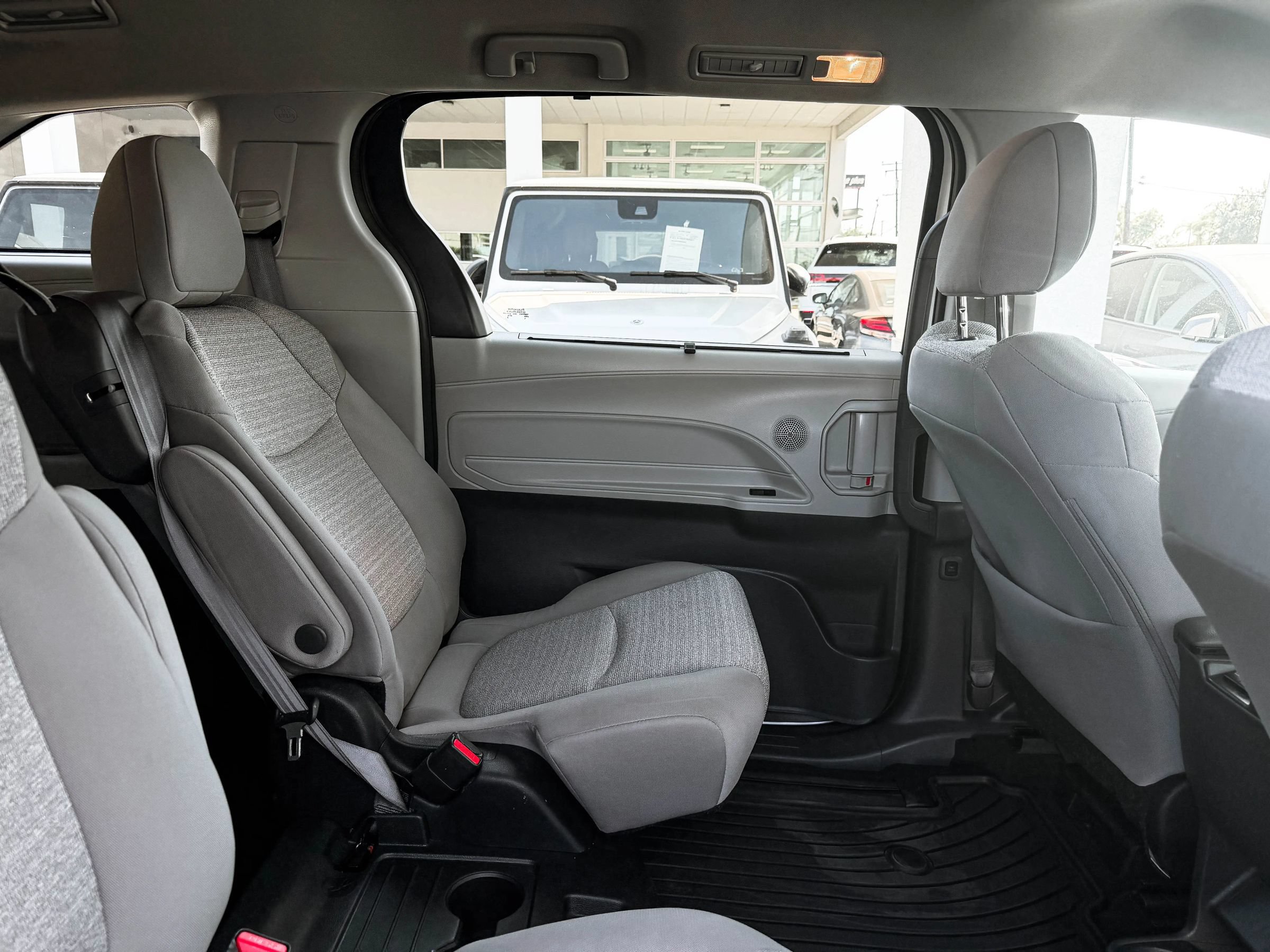 Used 2023 Toyota Sienna LE FWD image 28