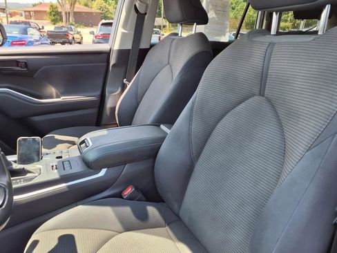 Used 2023 Toyota Highlander LE image 8