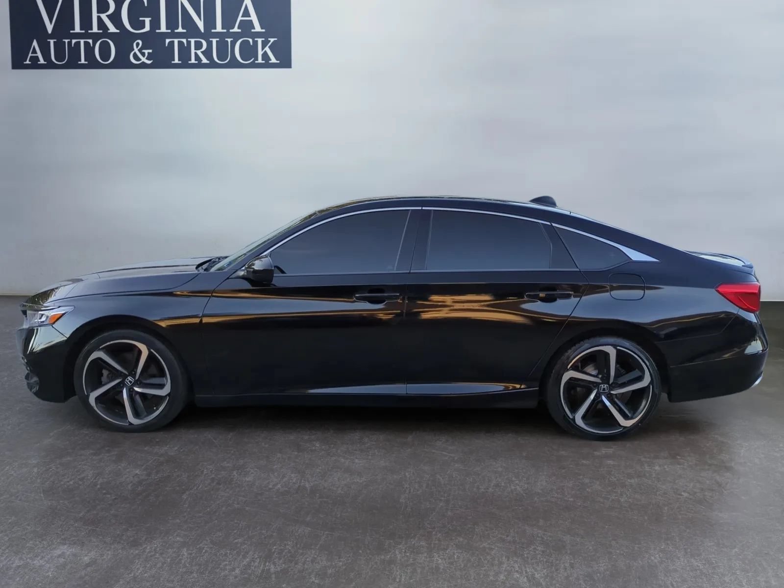 Used 2019 Honda Accord Sport image 2