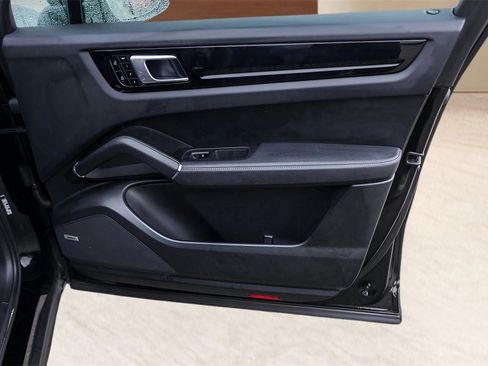 Used 2020 Porsche Cayenne S image 28