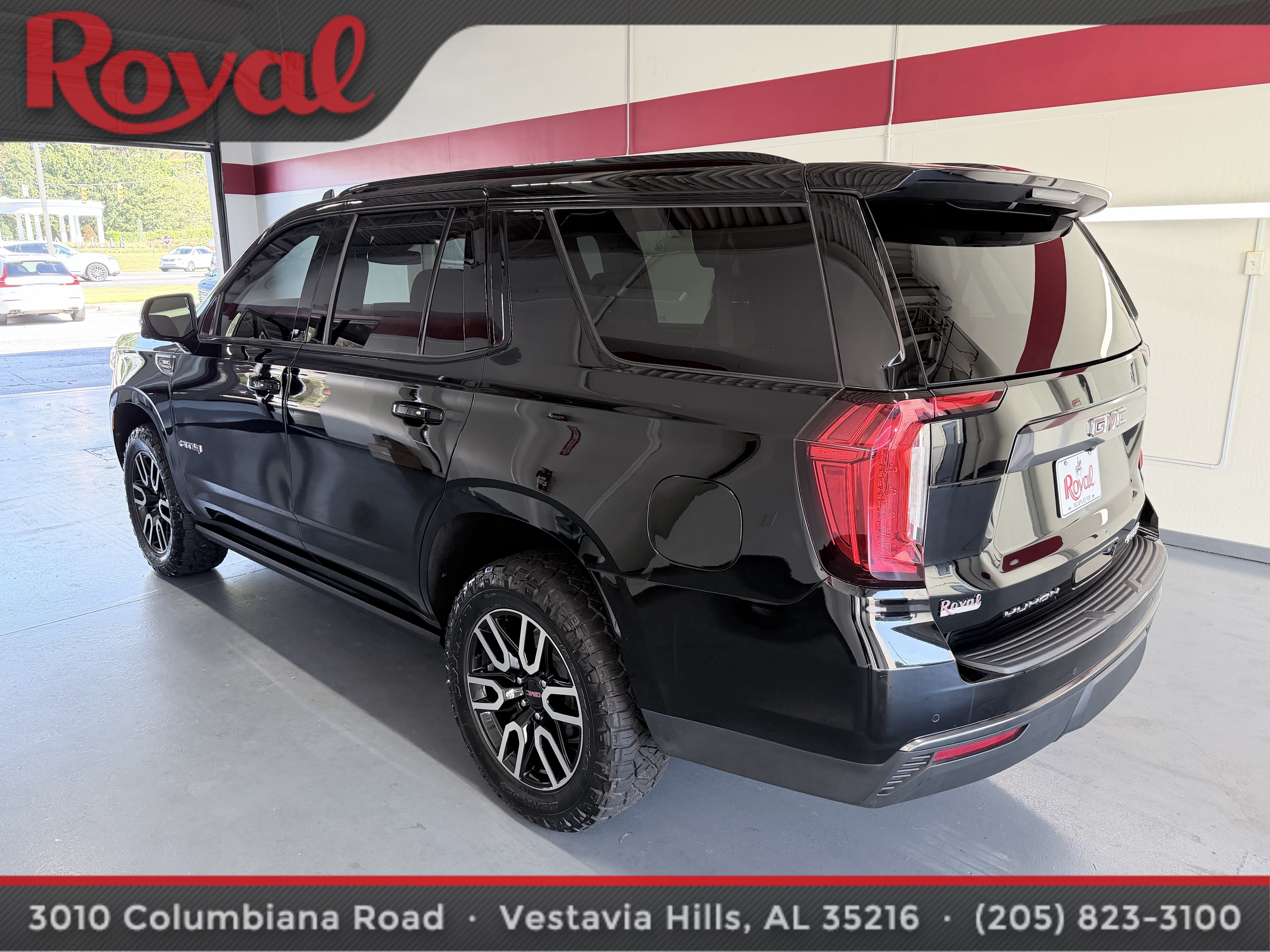 Used 2023 GMC Yukon AT4 w/ AT4 Premium Package AWD/4WD image 9
