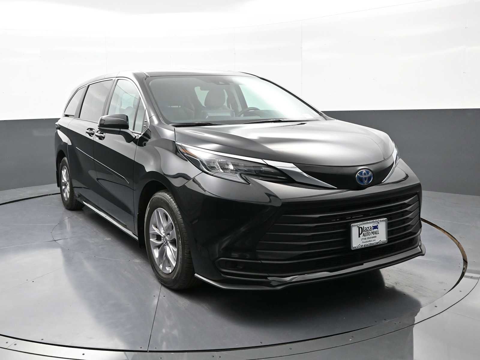 Used 2024 Toyota Sienna LE w/ Protection Package (TMS) AWD/4WD image 3