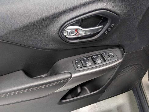 Used 2019 Jeep Cherokee Limited image 39