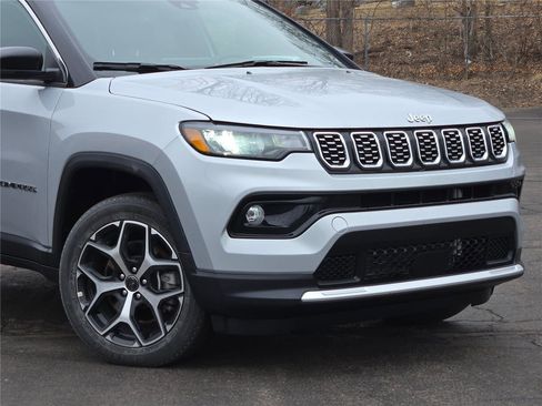 Used 2025 Jeep Compass Limited AWD/4WD image 2