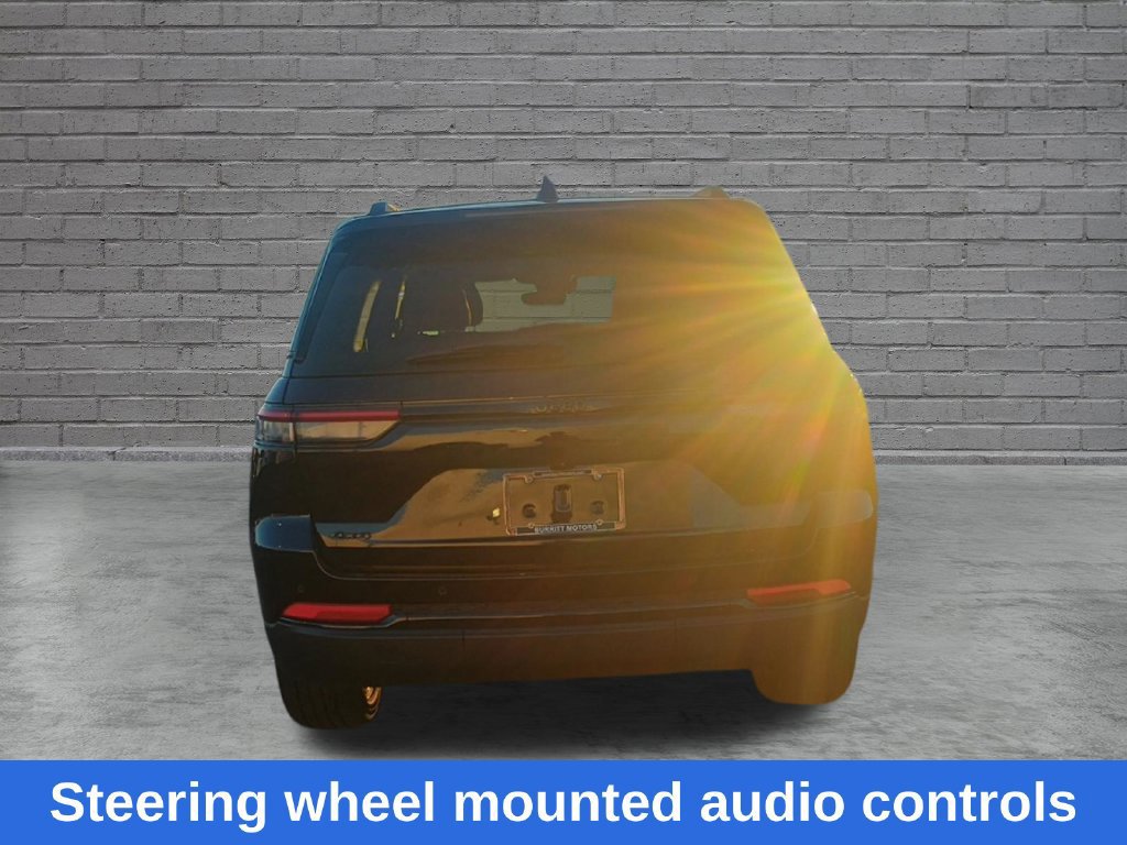 Used 2023 Jeep Grand Cherokee Altitude AWD/4WD image 8