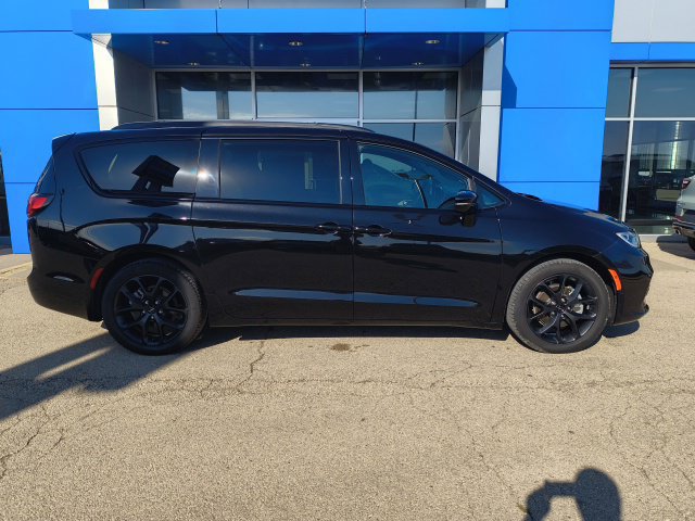 Used 2025 Chrysler Pacifica Limited w/ Uconnect Theater Family Group FWD image 2