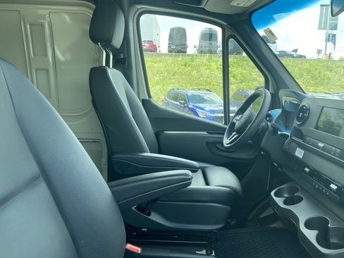 Used 2023 Mercedes-Benz Sprinter 2500 image 11