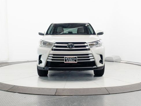 Used 2019 Toyota Highlander LE AWD/4WD image 2