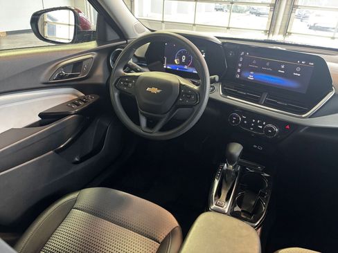 Used 2025 Chevrolet Trax LT image 35