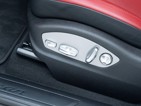 Certified 2025 Porsche Macan image 15