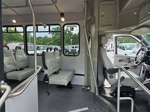 Used 2018 Chevrolet Express 4500 w/ Shuttle Bus Package RWD image 12
