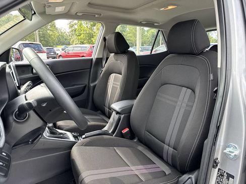 Used 2025 Hyundai Venue SEL FWD image 13