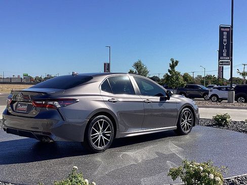Used 2023 Toyota Camry SE image 5