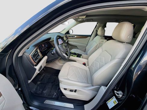 Used 2024 Volkswagen Atlas SE w/ Panoramic Sunroof Package FWD image 18