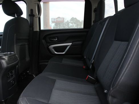 Used 2018 Nissan Titan SV w/ SV Convenience Package image 16