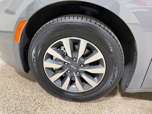 Used 2023 Chrysler Pacifica Touring-L FWD image 71