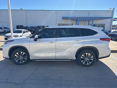 Used 2023 Toyota Highlander XLE image 4