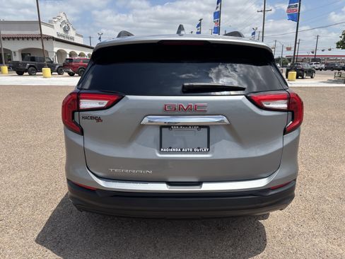 Used 2024 GMC Terrain SLE w/ Driver Convenience Package FWD image 2