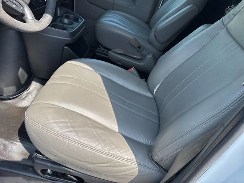 Used 2017 Chevrolet Express 2500 RWD image 18