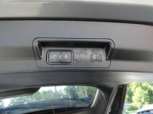 Used 2023 Ford Explorer XLT AWD/4WD image 23