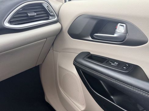 Used 2023 Chrysler Pacifica Touring-L image 25