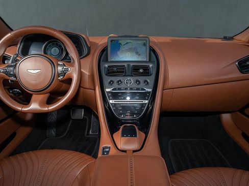 Used 2018 Aston Martin DB11 Coupe image 19