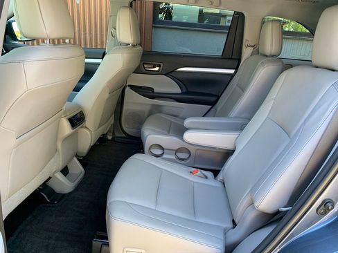 Used 2018 Toyota Highlander XLE FWD image 32