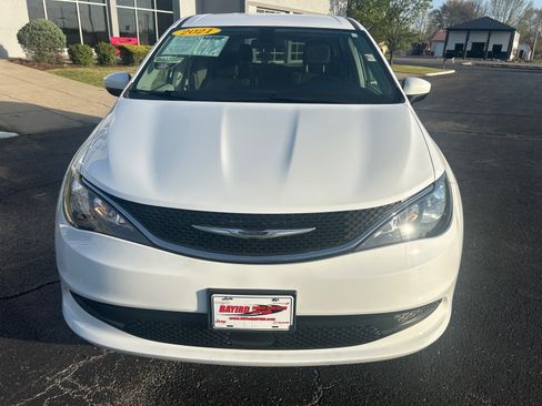 Used 2021 Chrysler Voyager LX FWD image 4