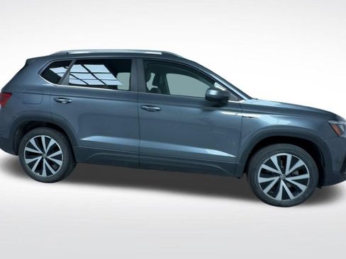 Used 2022 Volkswagen Taos SE w/ Panoramic Sunroof Package AWD/4WD image 9