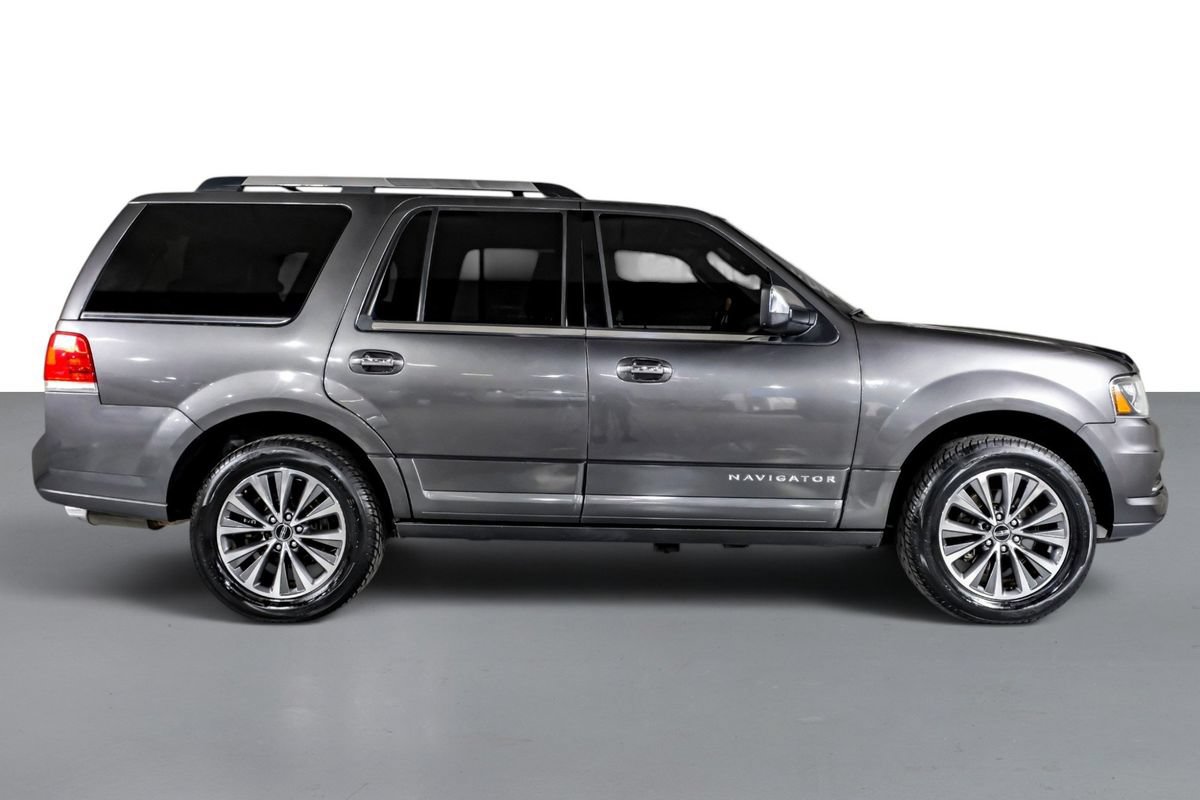 Used 2016 Lincoln Navigator Select RWD image 5