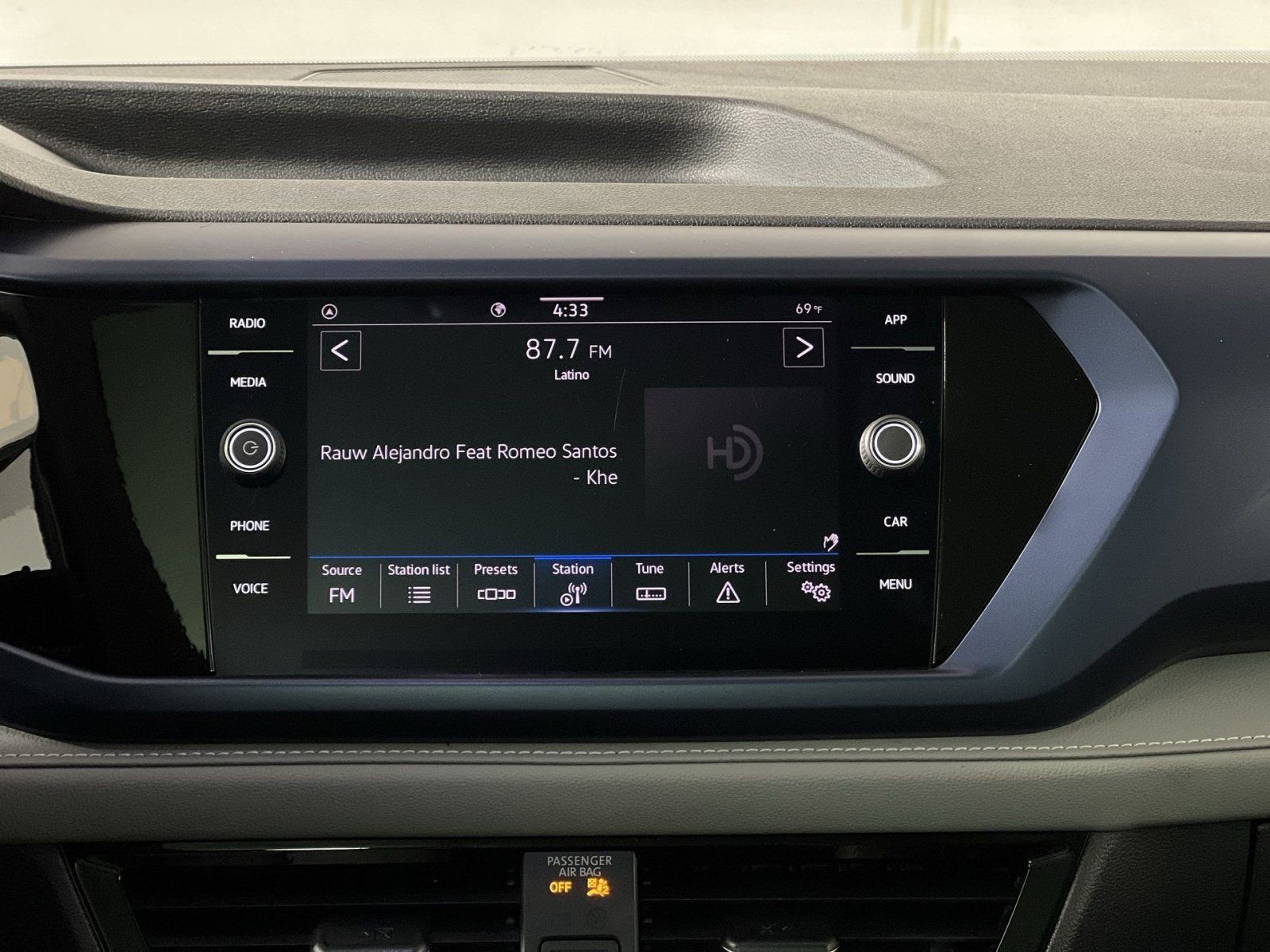 Used 2024 Volkswagen Taos SE w/ Panoramic Sunroof Package FWD image 18
