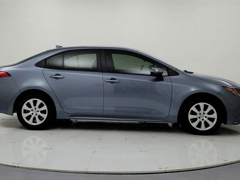 Used 2022 Toyota Corolla LE FWD image 2