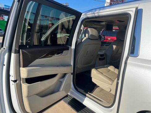 Used 2017 Cadillac Escalade ESV Luxury image 18