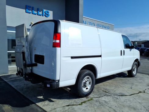Used 2021 Chevrolet Express 3500 w/ Driver Convenience Package RWD image 3