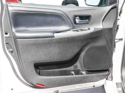 Used 2020 Toyota Sienna SE w/ Nightshade Edition FWD image 21