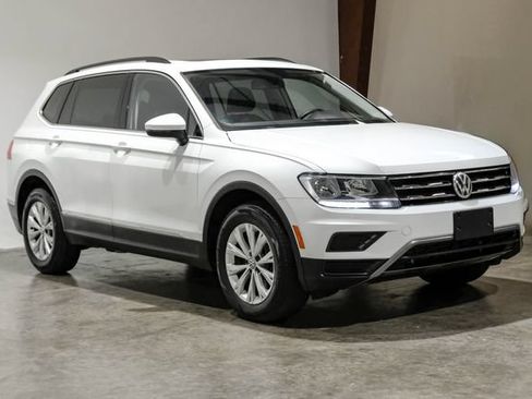 Used 2018 Volkswagen Tiguan SE w/ Panoramic Sunroof Package FWD image 8