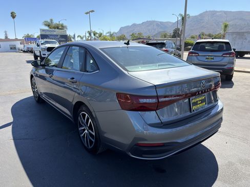 Used 2025 Volkswagen Jetta SE FWD image 6