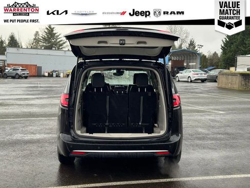 Used 2024 Chrysler Pacifica Touring-L image 7