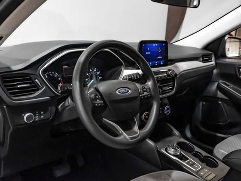 Used 2021 Ford Escape SE image 3