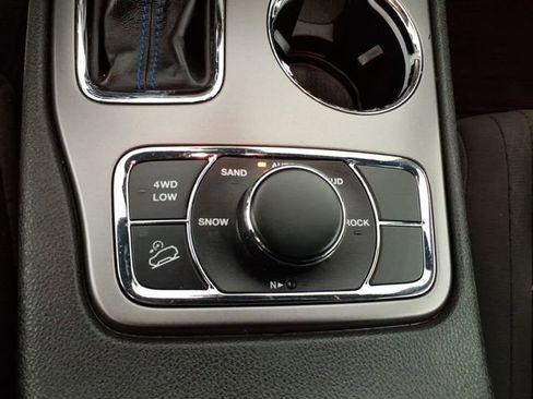 Used 2018 Jeep Grand Cherokee Laredo image 23